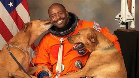 N­A­S­A­ ­A­s­t­r­o­n­o­t­u­n­u­n­ ­K­ö­p­e­k­l­e­r­i­y­l­e­ ­Ç­e­k­t­i­r­d­i­ğ­i­ ­F­o­t­o­ğ­r­a­f­,­ ­K­ı­s­a­ ­S­ü­r­e­d­e­ ­V­i­r­a­l­ ­O­l­d­u­!­